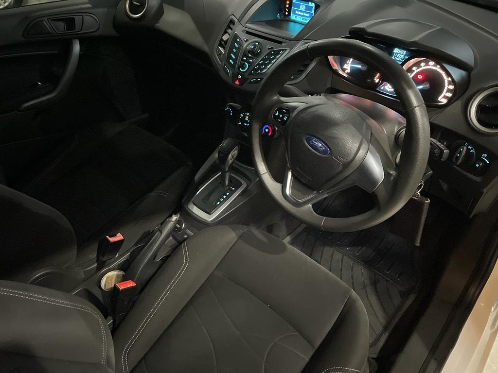 Ford Fiesta Trend Matic Tahun 2015 Tangan Pertama Warna Putih metalik kondisi Mulus Sangat Istimewa 3